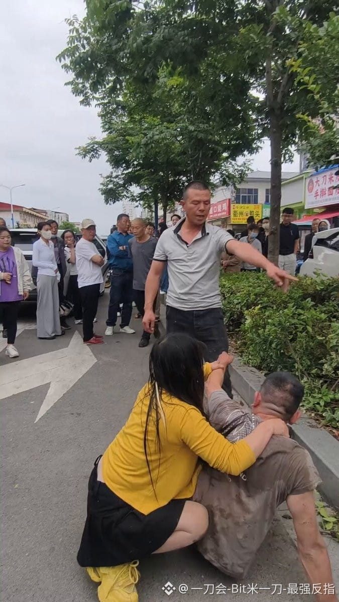 $BILL
这瓜吃到最后,我简直直接愣住,喝醉了就能这么离谱吗?
街头这出戏简直是典中典,好端端的非要撒酒疯,直接上