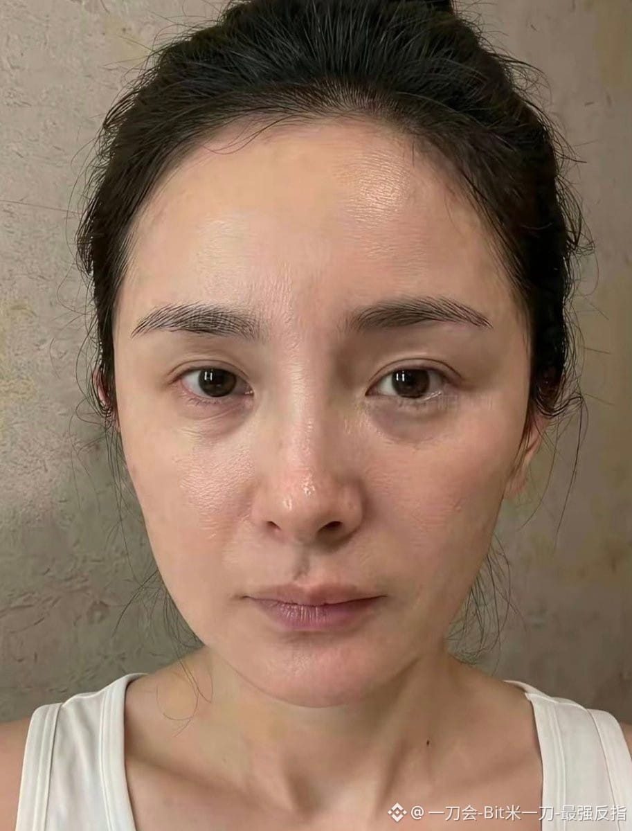 $BILL  
家人们，这热搜一打开我愣住了。
杨幂快40岁了，这图要是真素颜，这状态谁顶得住？除了稍微少点星味，这五官