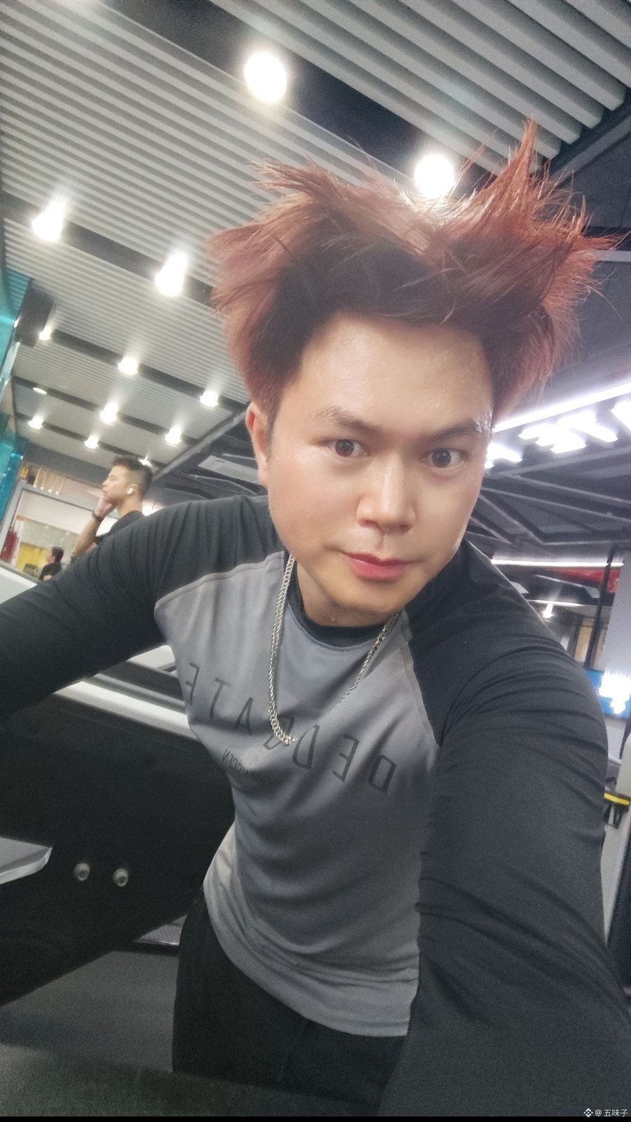 听说，圈子里有个叫，
交易员绿毛的，
我擦，我是红毛。
币圈，绿跌红涨，
股票，红涨绿跌，
我，币股都炒，这下看盘，怎么