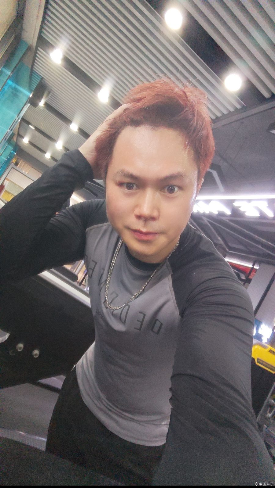 听说，圈子里有个叫，
交易员绿毛的，
我擦，我是红毛。
币圈，绿跌红涨，
股票，红涨绿跌，
我，币股都炒，这下看盘，怎么