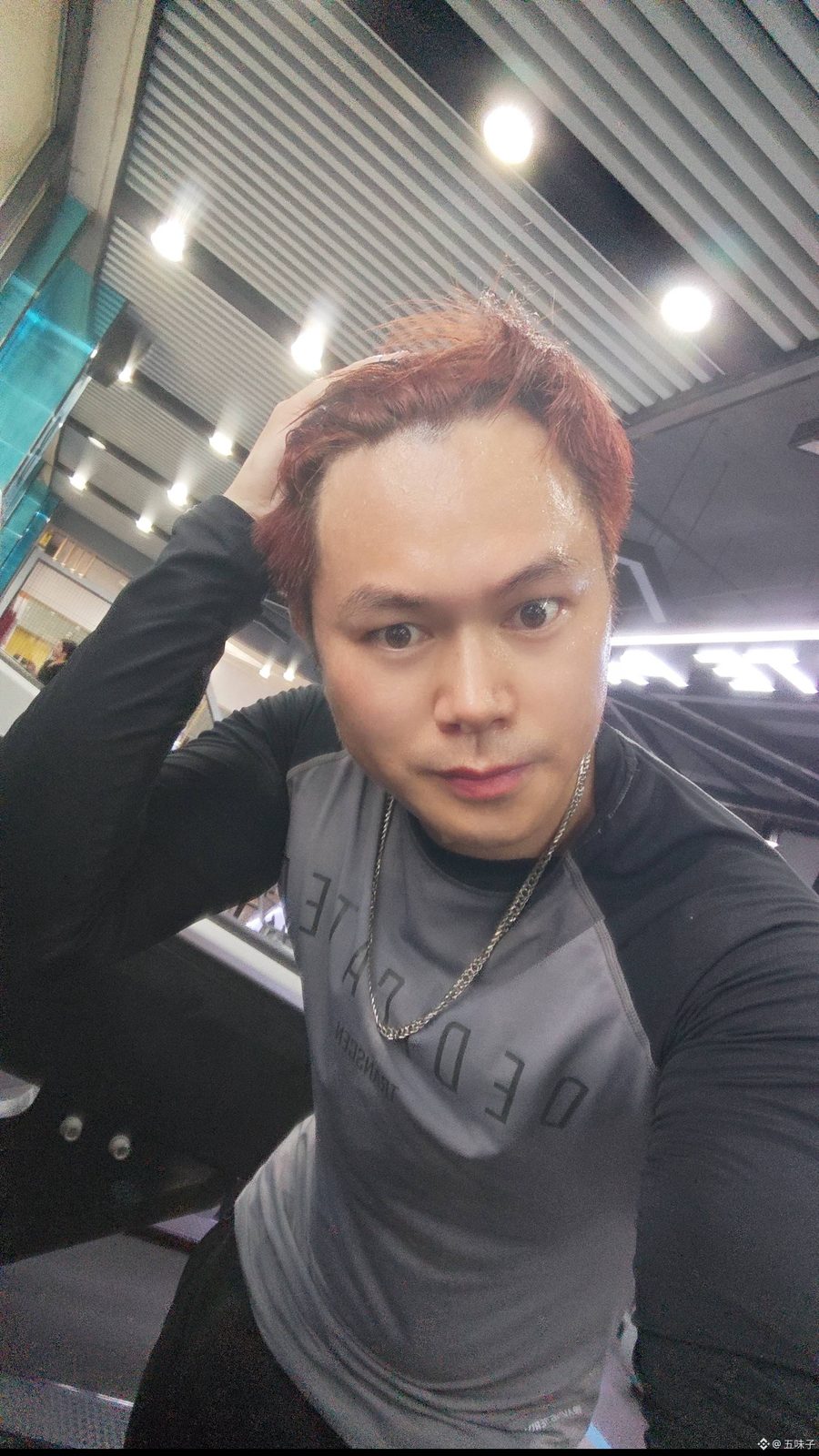 听说，圈子里有个叫，
交易员绿毛的，
我擦，我是红毛。
币圈，绿跌红涨，
股票，红涨绿跌，
我，币股都炒，这下看盘，怎么