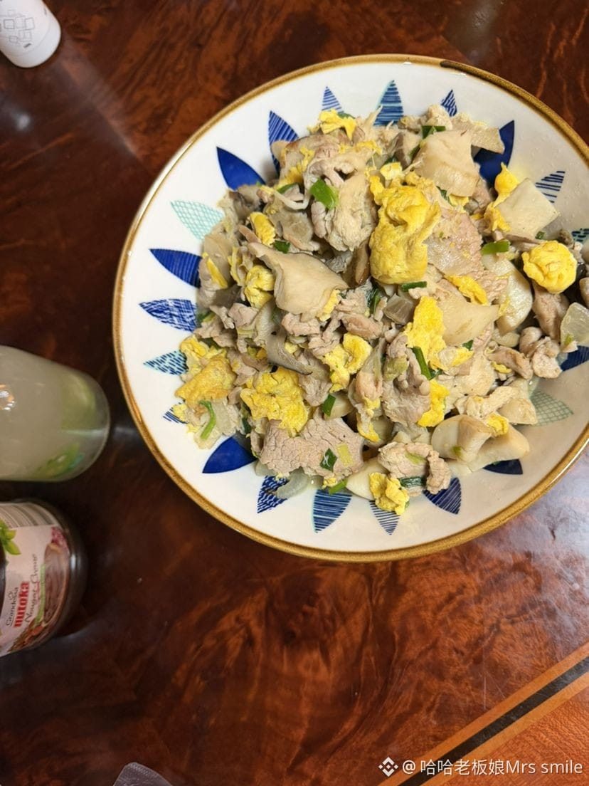 今天孩子学校春游摘蘑菇🍄‍🟫，晚饭老公随便炒了下，美味，爱的味道。孩子兴奋地说：妈妈成本都回来了！我摘的班上第2多，