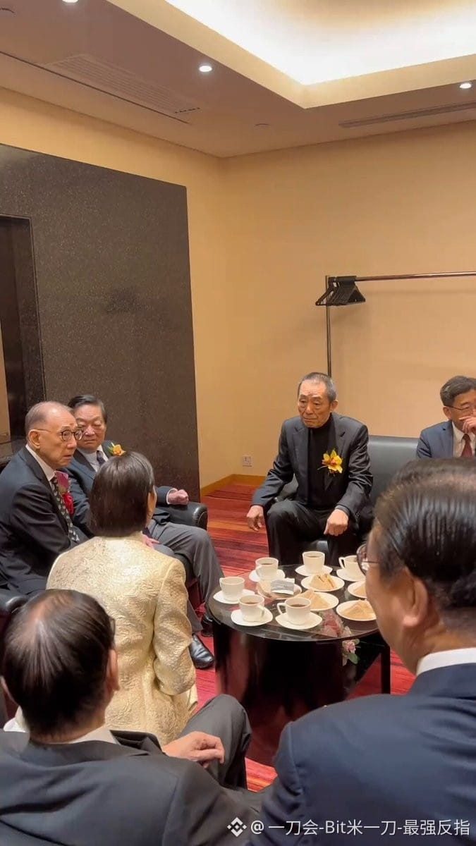 $DOGE  
家人们，今天这瓜含金量属实有点高，场面一度让我直接愣住。
瞅瞅这顶级聚会，大导张艺谋竟然只能坐在沙发边角
