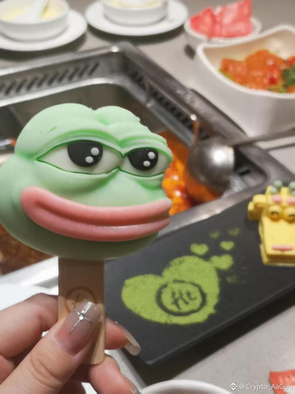 $PEPE 并不只联名过益禾堂，跟海底捞也联名过，难道海底捞的老板也被套了吗😂。

说说阿狗我对PEPE币的看法，我觉