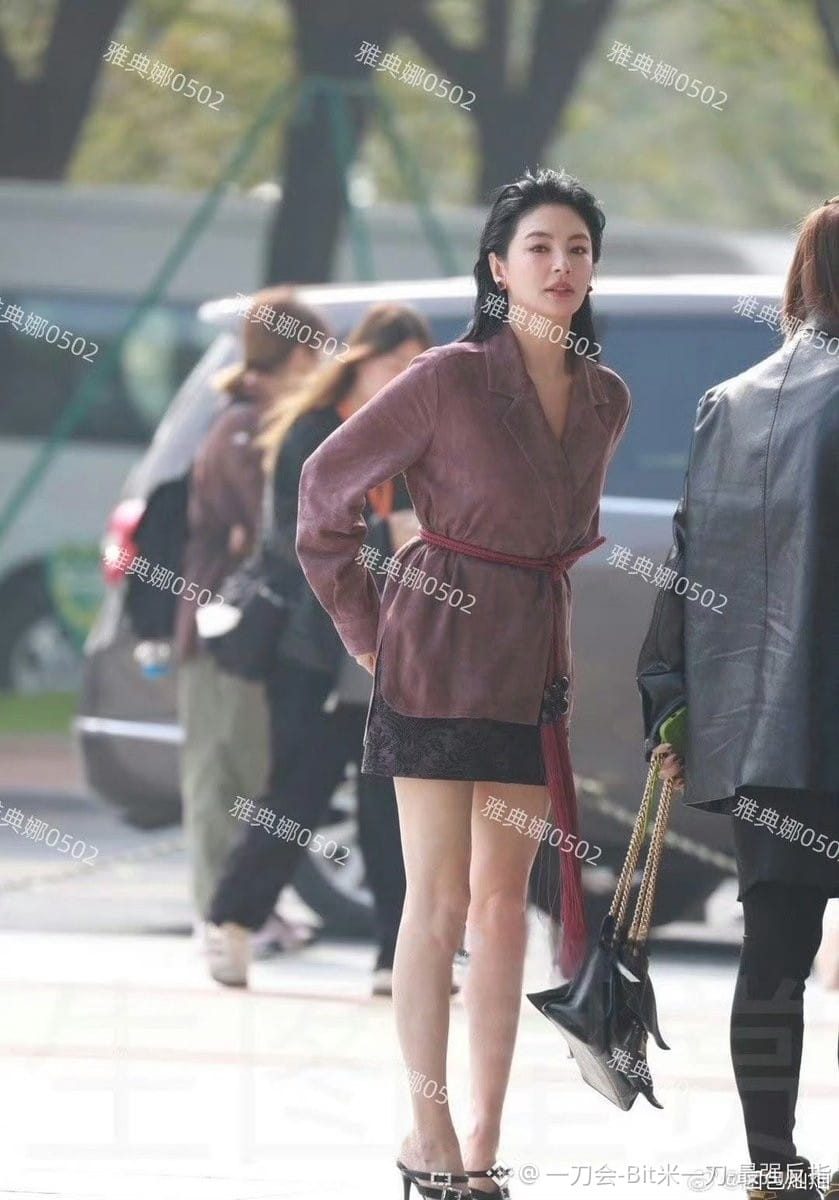 $1000PEPE  
这热搜一打开我直接愣住，真人竟然比镜头里还要顶？
怪不得张雨绮路人缘一直稳得一批，这颜值属实是节