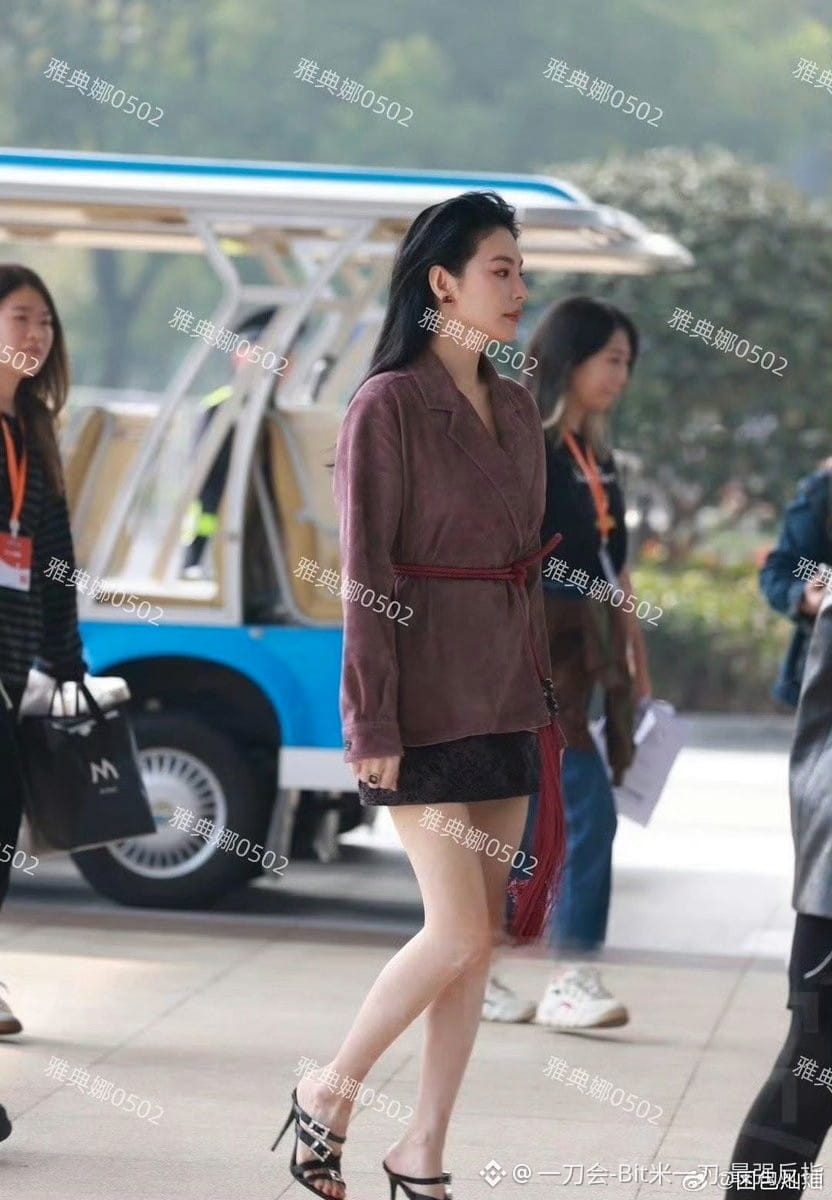 $1000PEPE  
这热搜一打开我直接愣住，真人竟然比镜头里还要顶？
怪不得张雨绮路人缘一直稳得一批，这颜值属实是节
