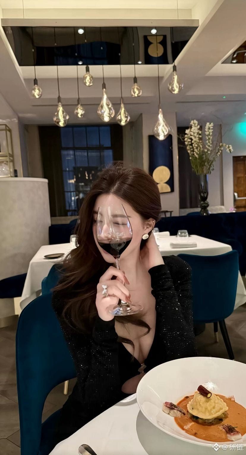 行情不是猜出来的,是走出来的。
经常有人问我:明天是涨是跌?我的答案永远是:我不知道。
我不猜顶,不摸底。我只等价格