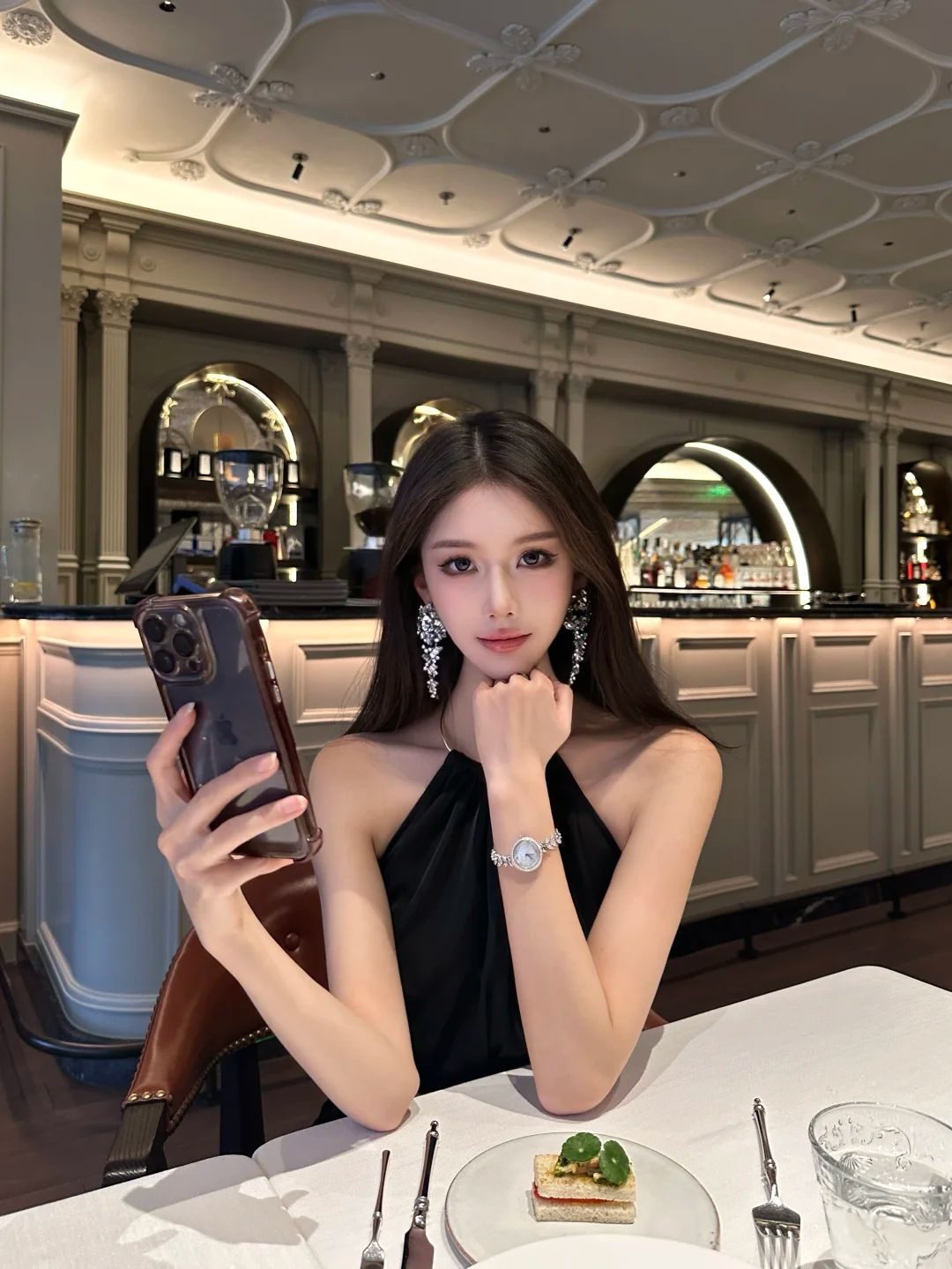 1万本金做到3000万，我靠的不是运气，而是这4条规矩
6年前，我揣着1万块冲进币圈。
没人带，没资源，踩过坑，也经历过