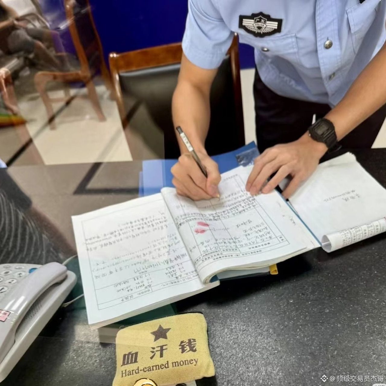 币圈出金怕被银行问来源?其实搞对方法根本没那么多糟心事。
小额提现就选头部大平台,别碰杂七杂八的小交易所,专门办张地方小